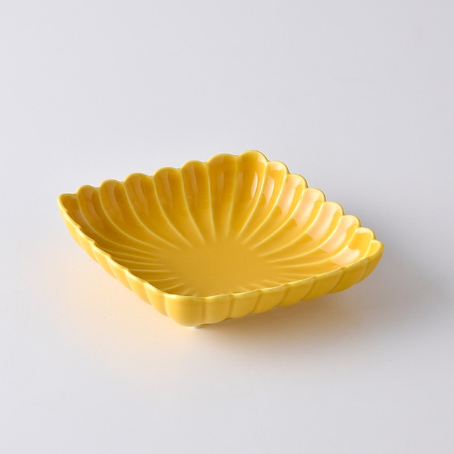 黄釉　菊彫菱型皿