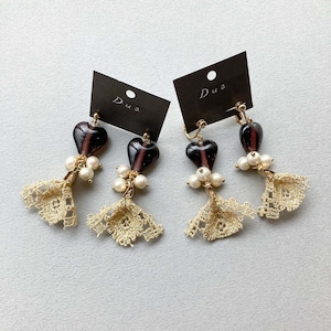 ハートビーズとゴールドレースタッセルの〈ピアス/イヤリング〉