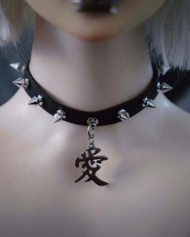 【予約】"愛" letter pendant gothic choker