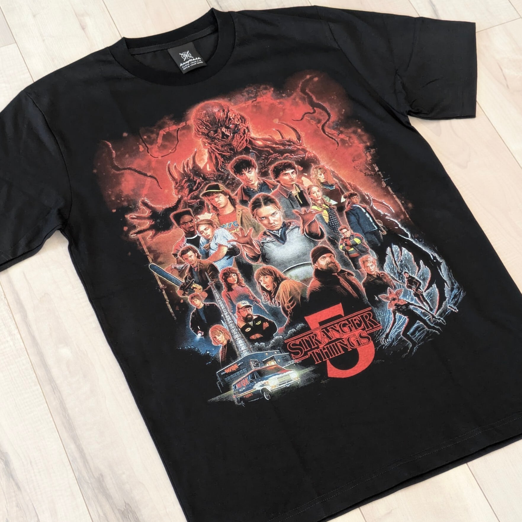 【 Stranger Things / ストレンジャーシングス  】ストレンジャーシングスSeason5 広告PRイラストデザイン / Tシャツ〚アメリカン雑貨 アメトイ〛