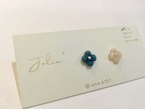 Jolie* ひとつぶflowerピアス ブルー×ホワイト