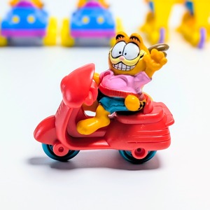 ☆ VINTAGE 1988 ☆【 McDonald's  ( マクドナルド ) 】1988年マクドナルドミールトイ 『 Garfield & Odie Riding on a Scooter（ガーフィールド オン スクーター&サイドカー オン オーディー）』〜スクーターに乗る呑気なあいつら(笑)〜 / ミールトイ / ハッピーミール 〚アメリカン雑貨 アメトイ〛