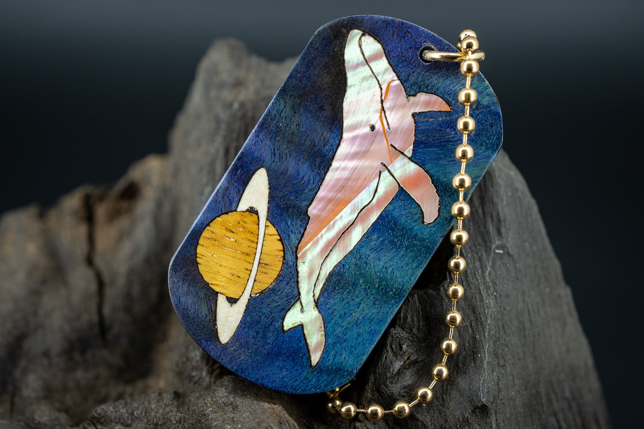 【南国の恵み】マンゴーウッド 縮み杢 スタビライズウッド ドッグタグ 象嵌 勇魚と惑星