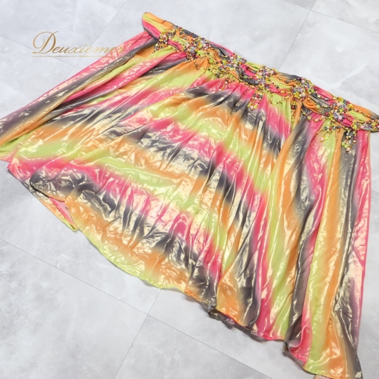 ベリーダンス オリエンタル 衣装 上下セット ピンク系 トップス スカート アーム飾り 腕飾り カラフル 黄緑 光沢 かわいい ダンス衣装 ステージ イベント 華やか ビーズ ラインストーン 豪華 装飾 オレンジ系 グレイ系 グリーン系