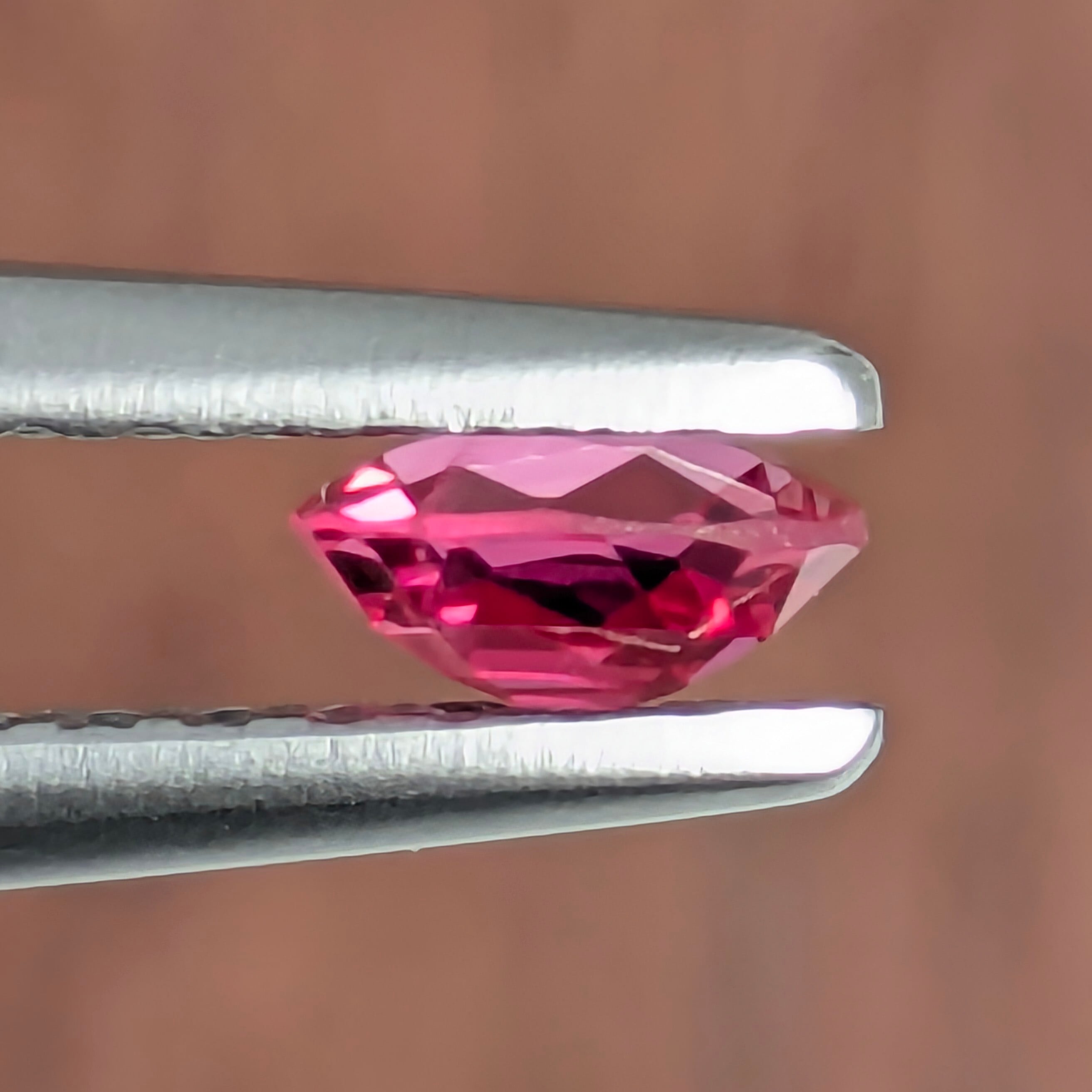 ホットピンクスピネルルース ミャンマー・モゴック産【0.24ct