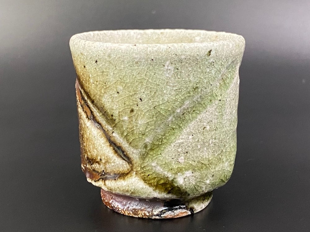 唐津灰被刻ぐい呑／Anagama ash-glaze guinomi(sake cup) | 土平窯