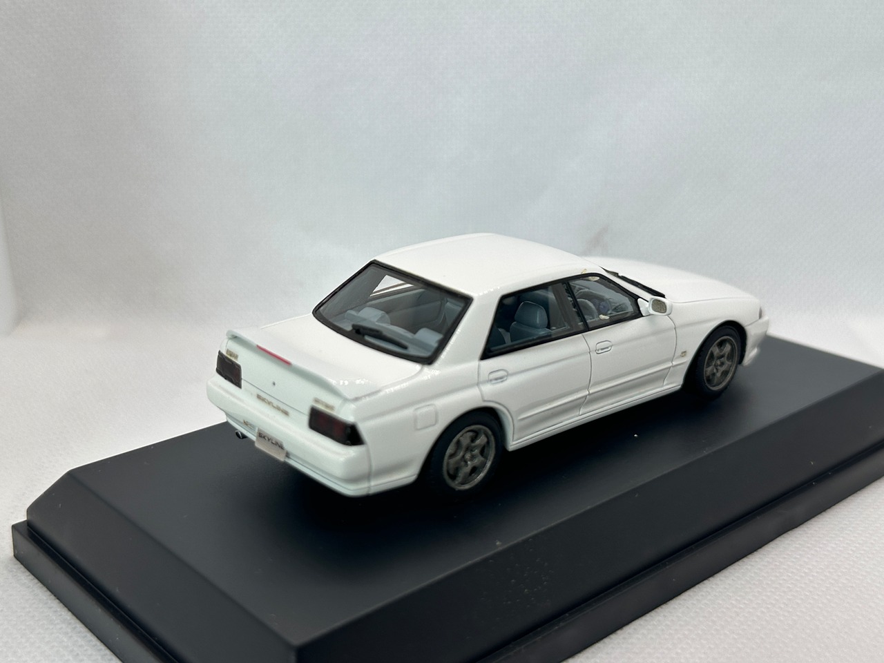 【Hi-Story】1/43 日産 スカイライン ４ドア スポーツ セダン(1989 GTS-t Type M)クリスタルホワイト 買取品