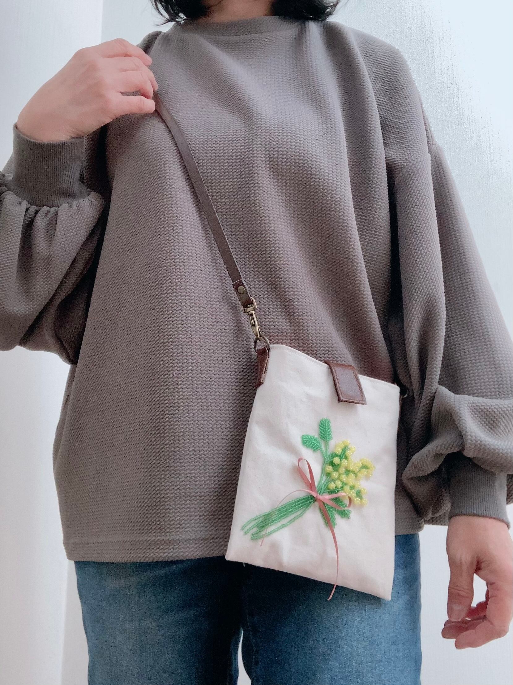 ミモザのビーズ立体刺繍スマホショルダー | うさのひみつきち