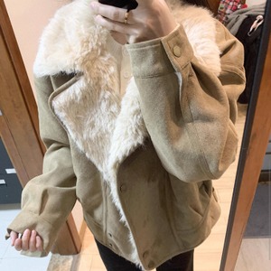 【送料無料】 ムートンコート ショート 長袖 Vネック 襟付き フレア Aライン ボタン ブラウン 大人カラー ベイクドカラー 秋カラー ニュアンスカラー 厚手生地 ふわふわ ボア ファー もこもこ 裏地 あったか 防寒 かわいい 大人可愛い 綺麗 シンプル カジュアル 大人 上品 おしゃれ お洒落 大人女子 こなれ感 コンサバ 体型カバー 無地 冬 女性 レディース ママ 30代 40代 デート お出かけ 女子会 お呼ばれ お茶会 授業参観 休日 アウトドア 着回し 普段使い ファッション 垢抜け