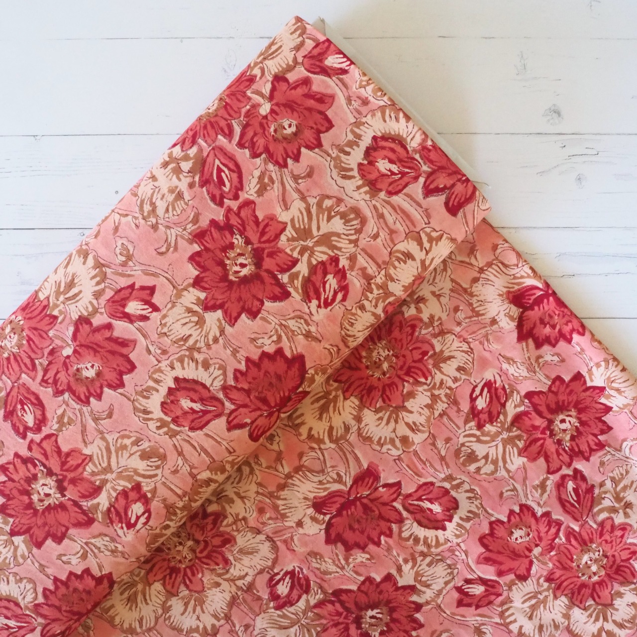 ブロックプリント生地【50cm単位】インド綿  花柄 ピンク×ベージュ×赤 #49211-PK1【再入荷】