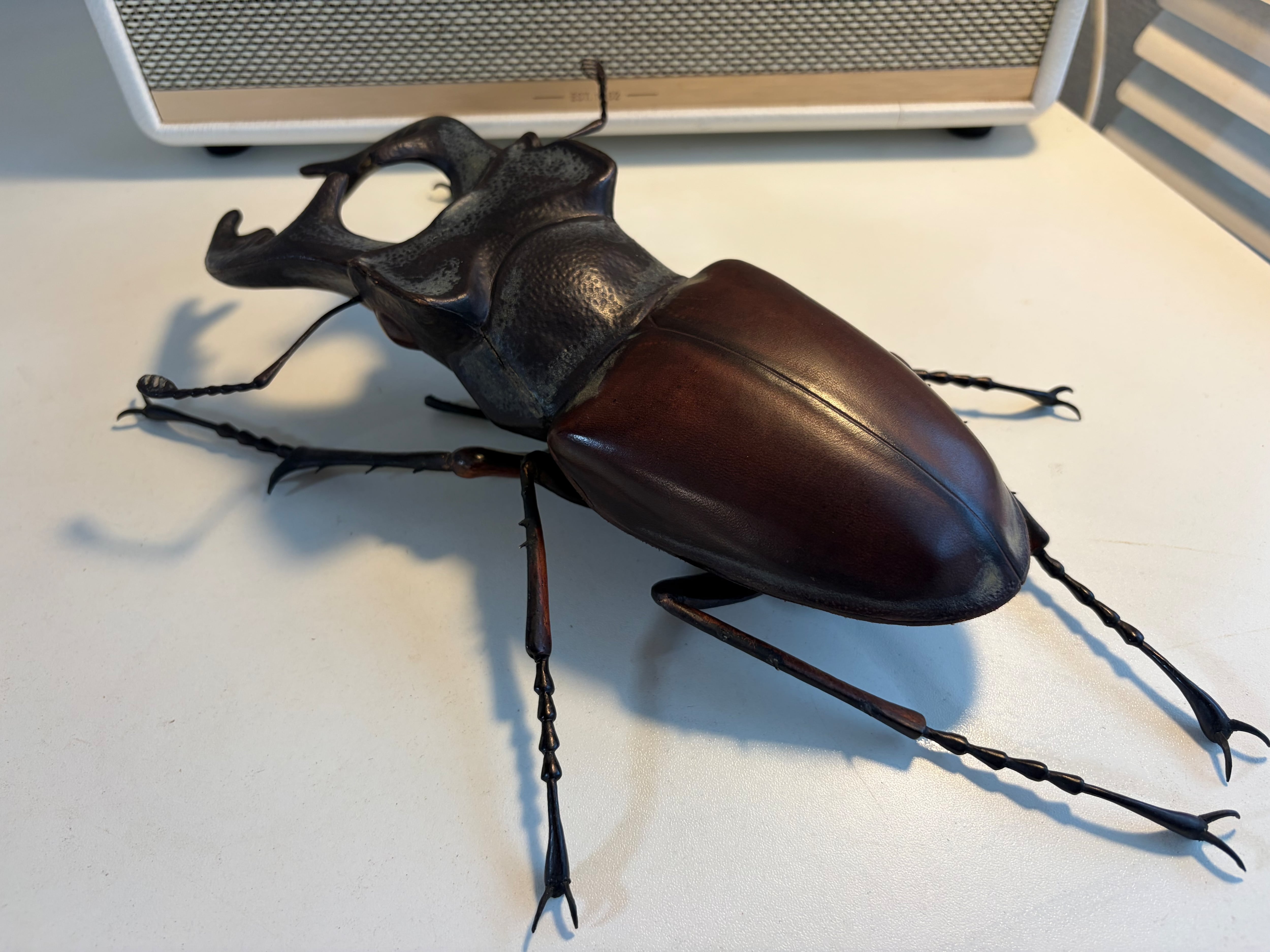 クワガタ (レザークラフト) 足先縦30cm、巾20cm 作者 河野 甲