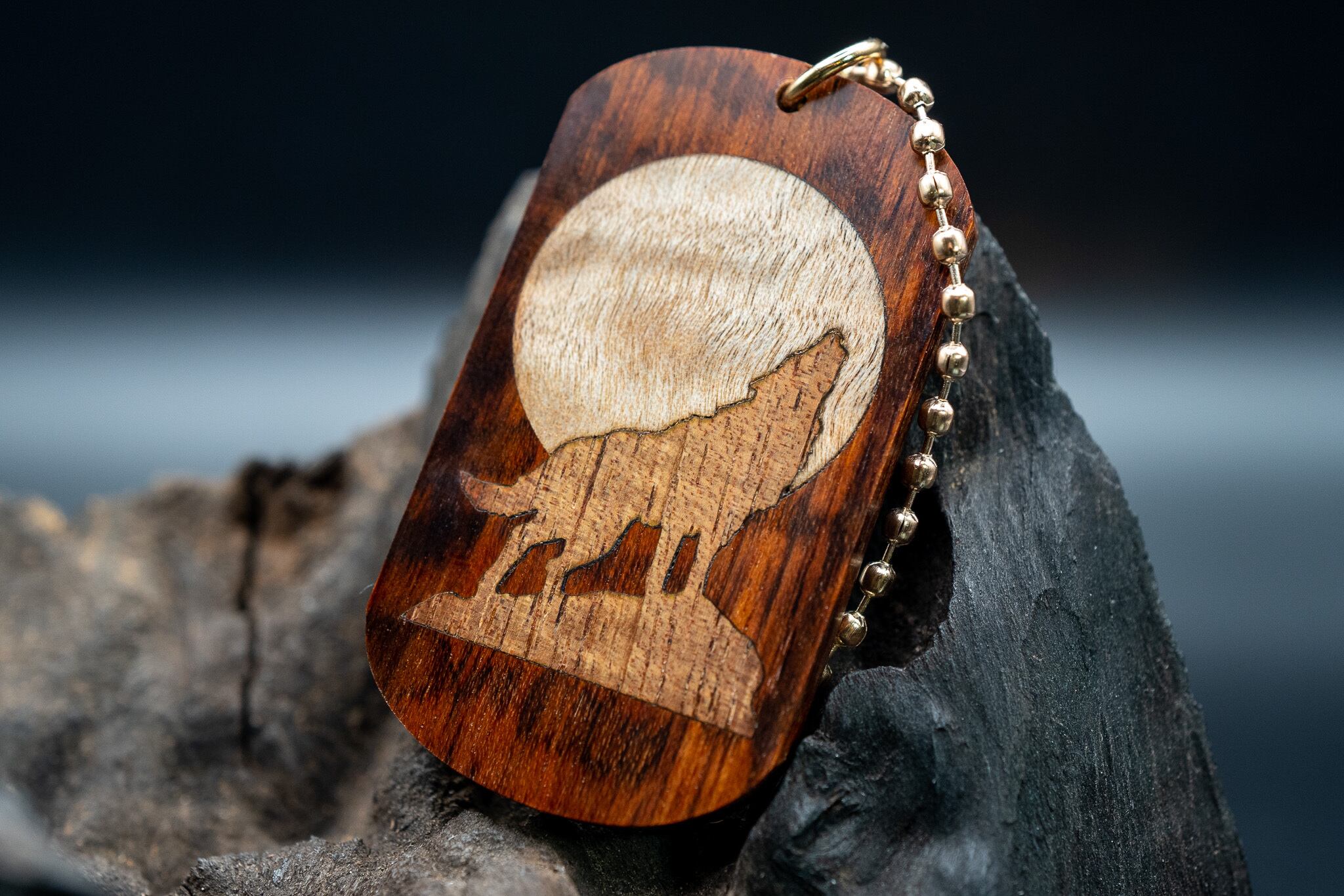 【 木のダイヤモンド 】スネークウッド ドッグタグ 象嵌 月と狼