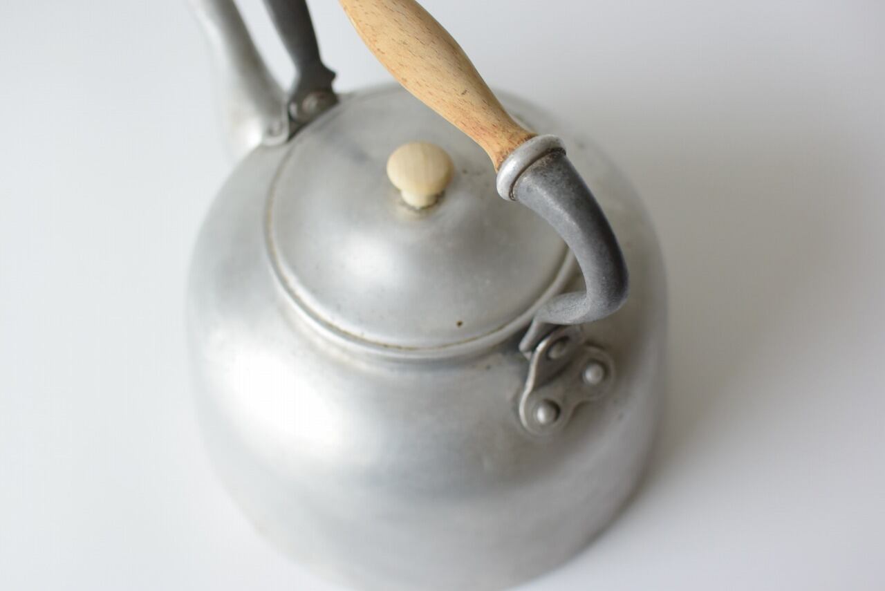 木の持ち手が良いアルミのやかん | 古道具 こころね