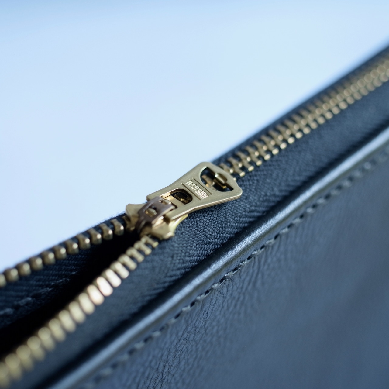 DR SHOULDER BAG 01