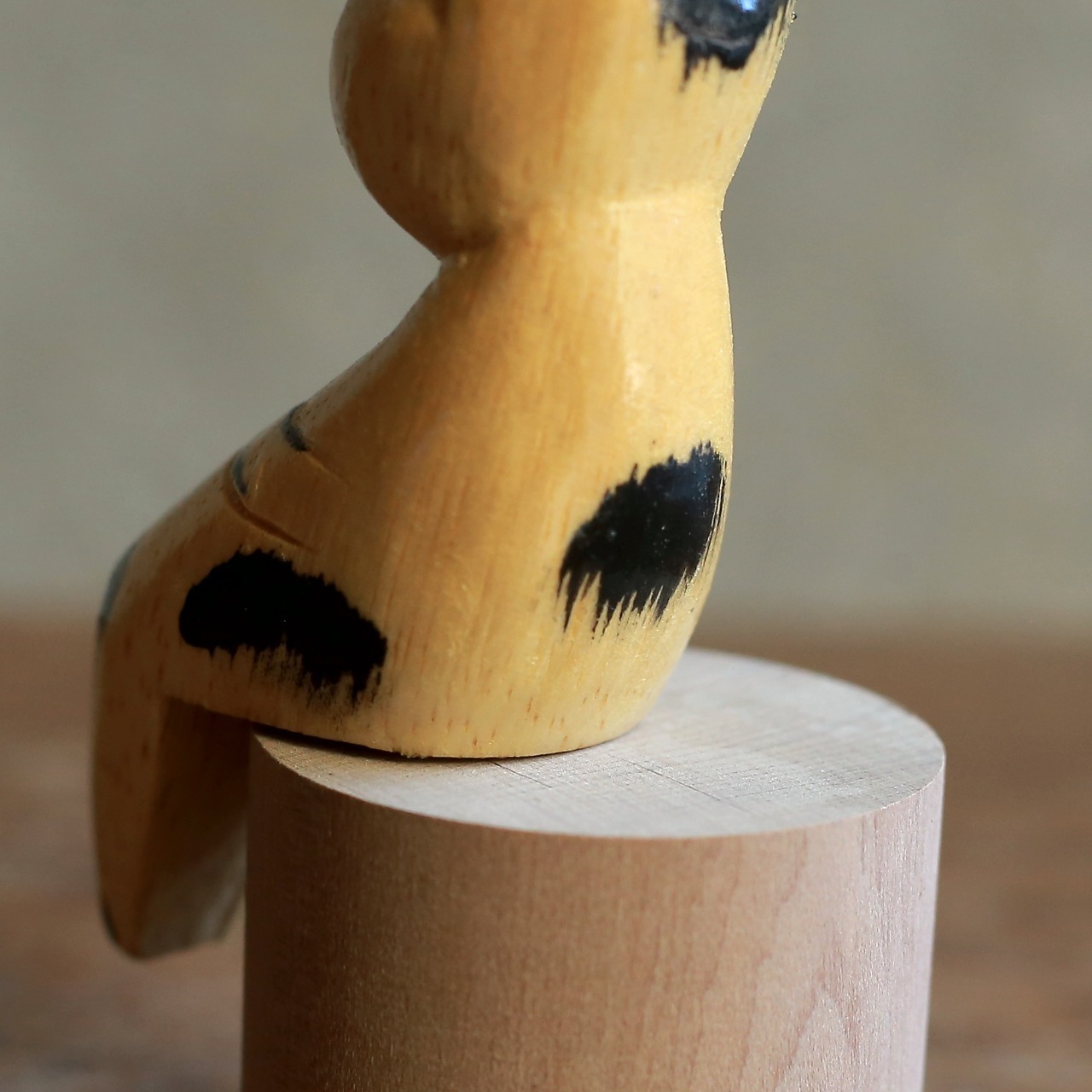 ちょこんと切り株に座る、休憩中のネコ 1