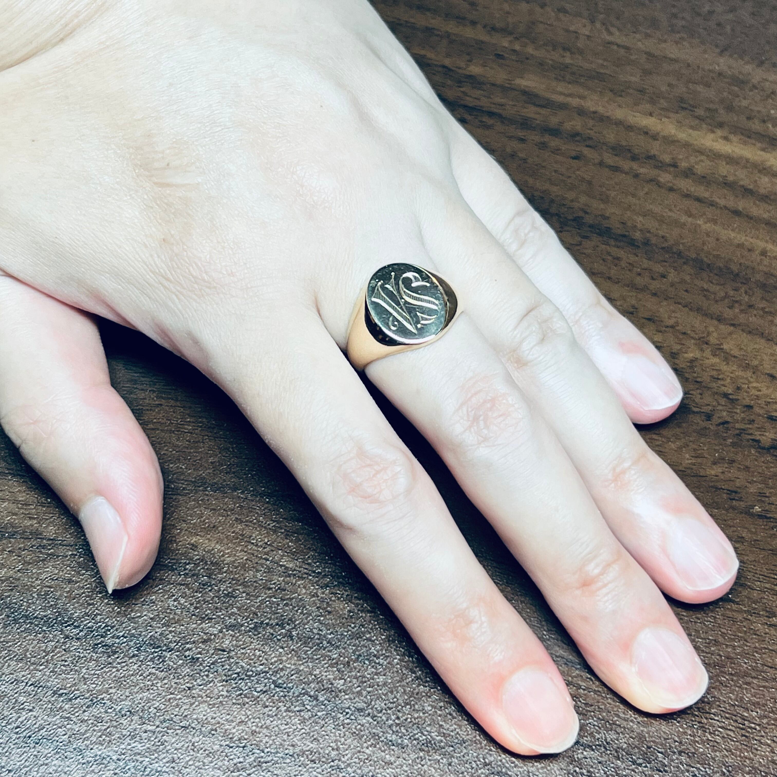 VINTAGE TIFFANY & CO. 14K Gold “VS” Monogram Signet Ring | ヴィンテージ ティファニー  14K ゴールド “VS” モノグラム シグネット リング | THE OLDER VINTAGE powered by BASE