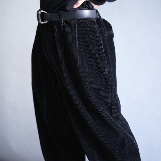 2-tuck tapered silhouette black corduroy super wide pants