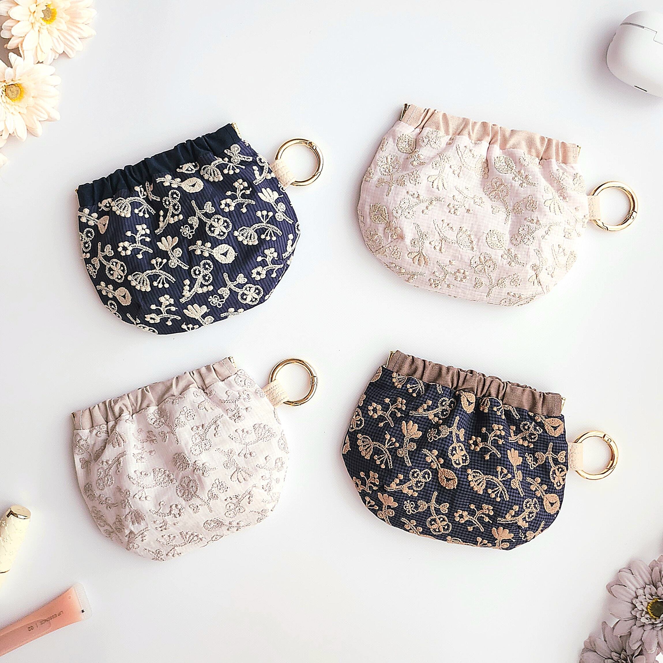 ミナペルホネン×check&stripeのふんわりまぁるいカラビナ付バネ口ポーチ│field of flower