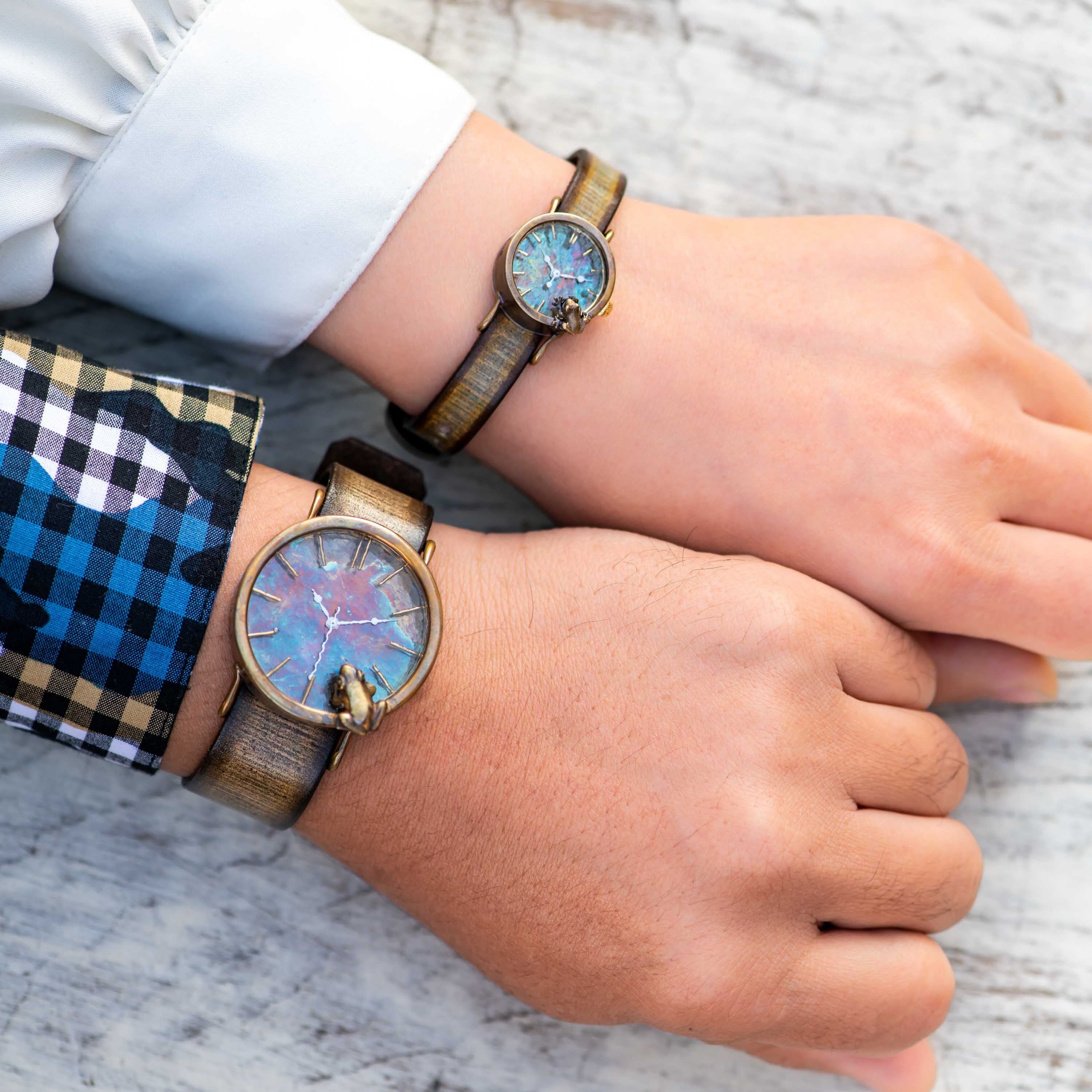 朝日に輝く水面を見つめる蛙腕時計LとS | カエルの時計屋さん