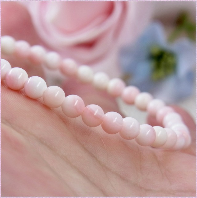 ♡クィーンコンクシェル♡小粒で華奢で細みが可愛い♡苺ミルク 癒し 重ね付け パワー・ストーン 天然石ブレスレット J20