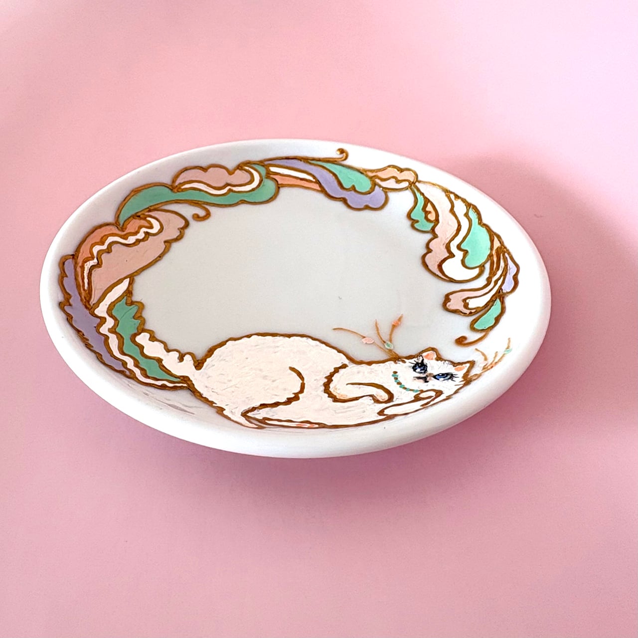 ケーキ皿／White cat : long | Illust Bar（イラストバー）｜手描きの