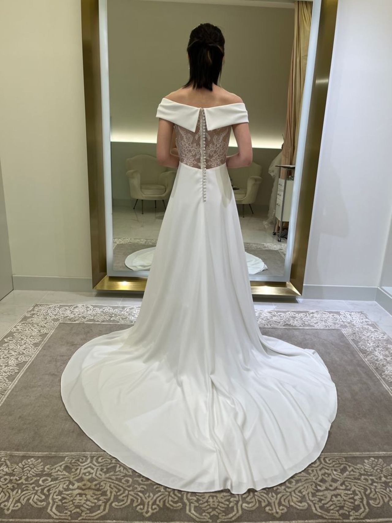 ウエディングドレス 美しいバックレース オフショルダー クレープ生地  