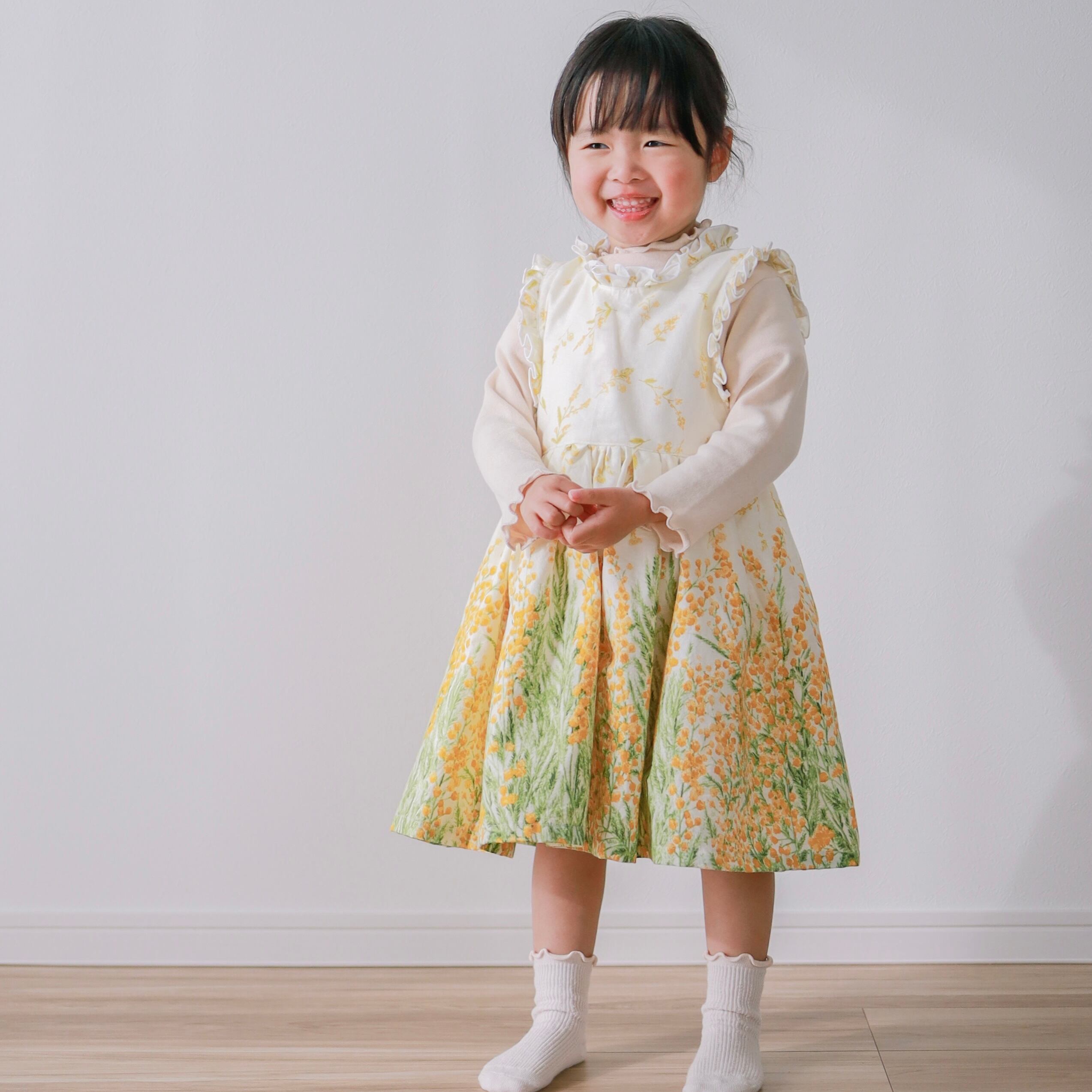 Girls 春香るミモザのフリルワンピース//総柄/お揃い/ペア