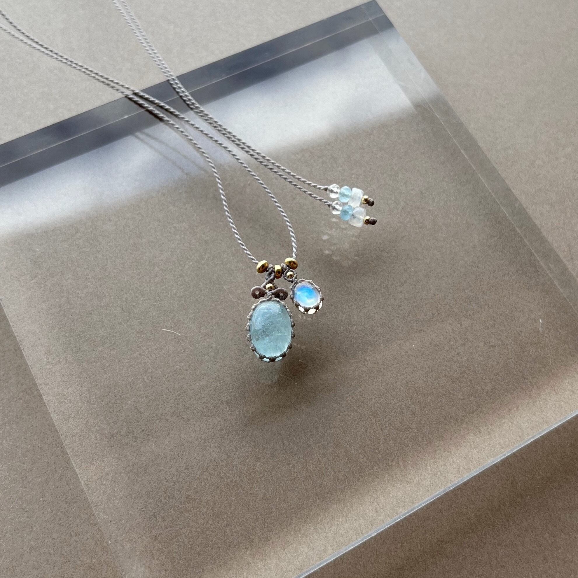 アクアマリンとムーンストーンのマクラメ編み 天然石ネックレス