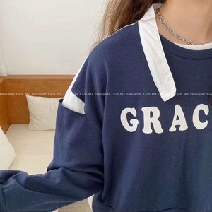 ロゴ入りトップス