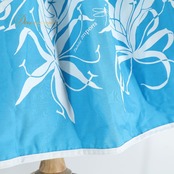 フラダンス 衣装 TAHITI IMPORTS タヒチインポーツ Anela Wink パウスカート ブルー系 花柄 植物柄 ハワイアンプリント ハワイアン ハワイアンダンス アロハ フラ ダンス レッスン 練習 シングル スカート フレア 水色 白 ホワイト系 華やか 鮮やか かわいい おしゃれ 上品 さわやか