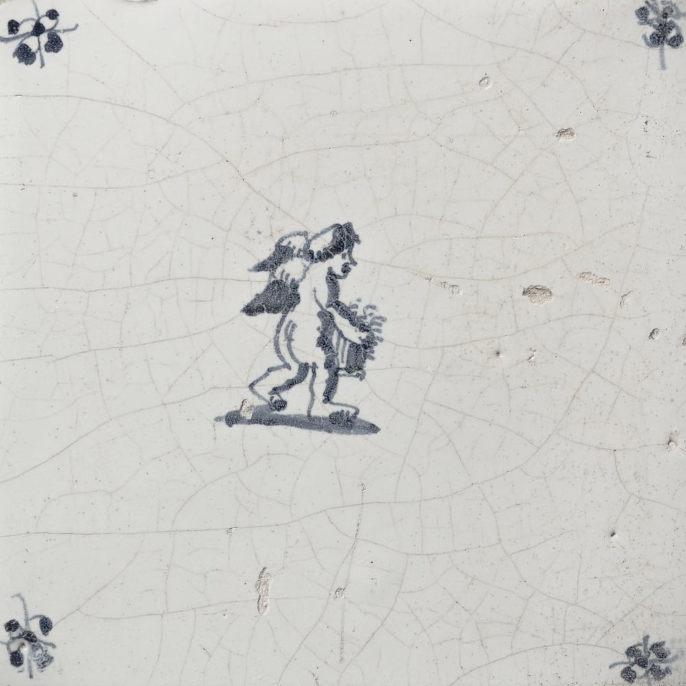 植物を持つ天使像 デルフト陶器 染付タイル, オランダ, 17世紀. | olim