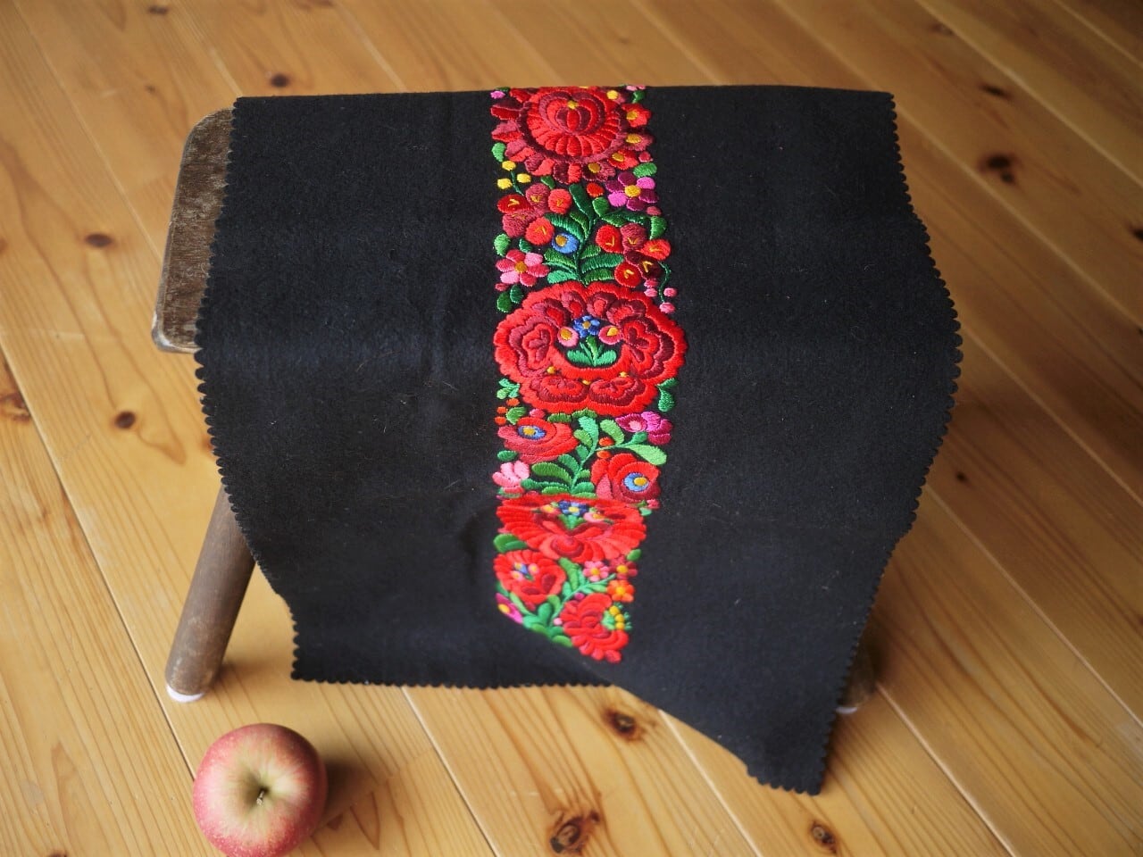 ハンガリー刺繍 タペストリー マチョー セントイシュトヴァン | こりす