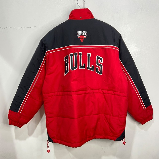 『送料無料』NBA Chicago Bulls 中綿入りナイロンジャケット 刺繍ロゴ L
