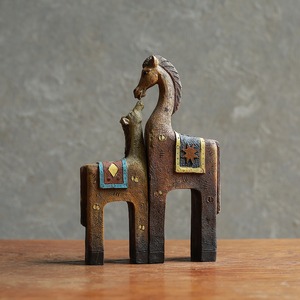 仲睦まじい、味わい深い馬の親子