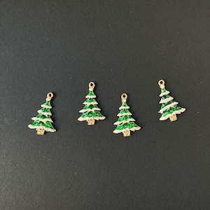 雪の積もったモミの木のエポカラーメタルチャーム