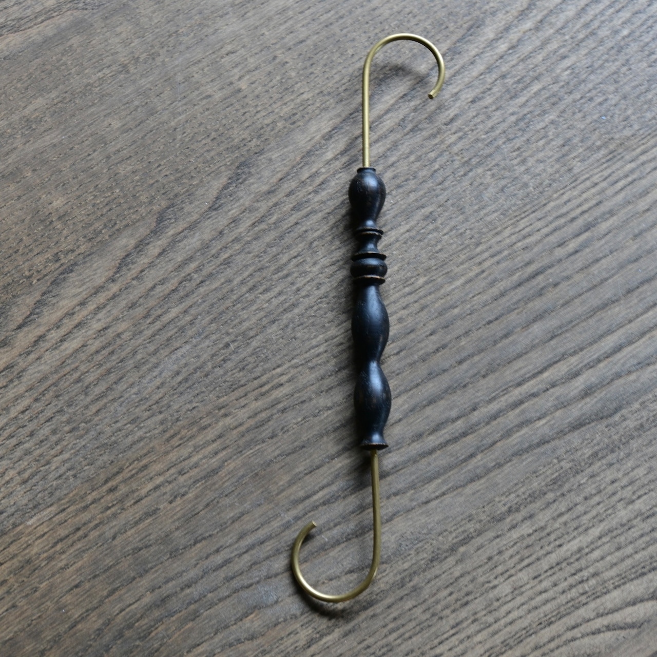 古橋治人作　S字フック 黒漆［2104920000015］ |  S-Hook in Black Urushi Lacquer  by Haruto Furuhashi
