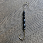古橋治人作　S字フック 黒漆［2104920000015］ |  S-Hook in Black Urushi Lacquer  by Haruto Furuhashi