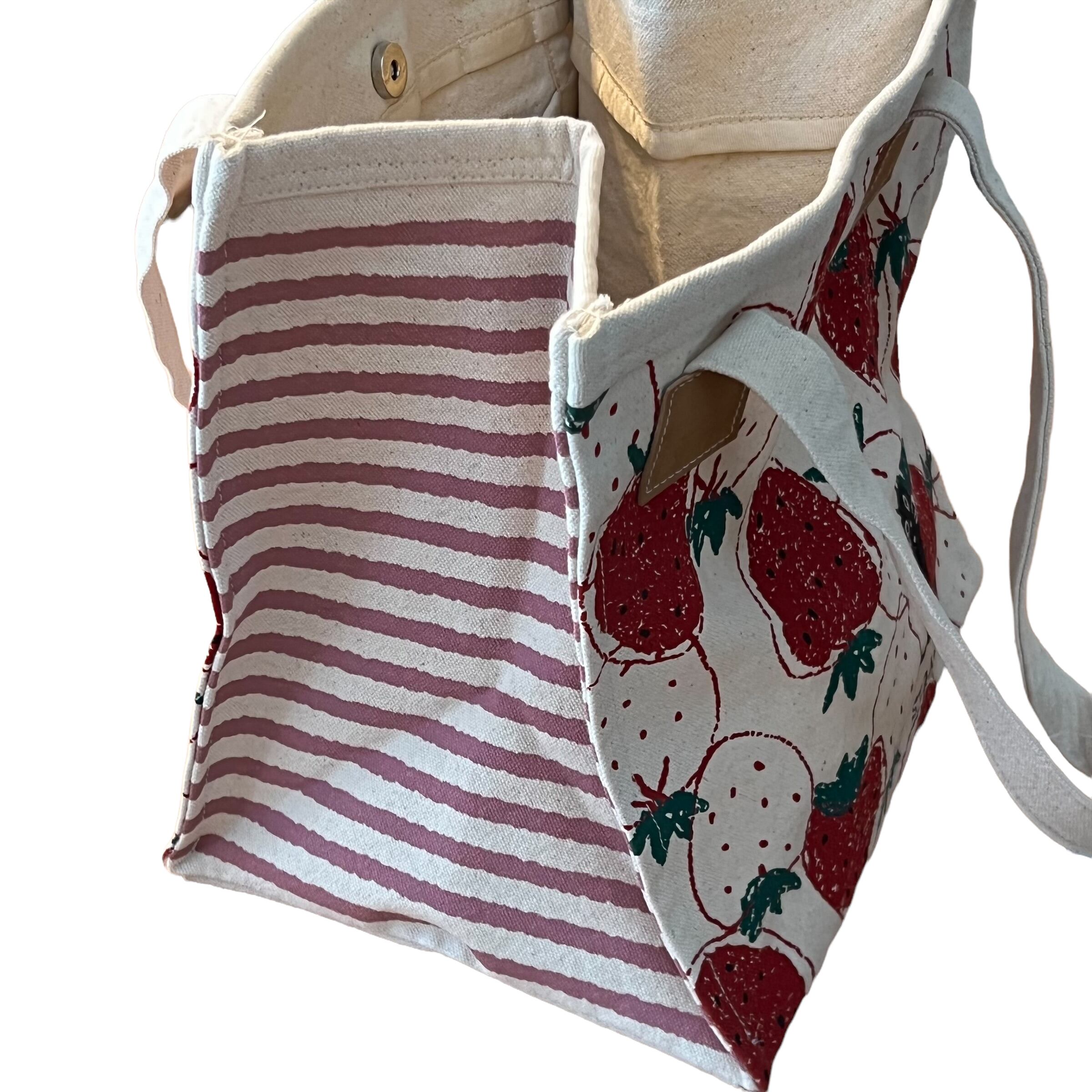 クロネコのたまイチゴ柄トートバッグ