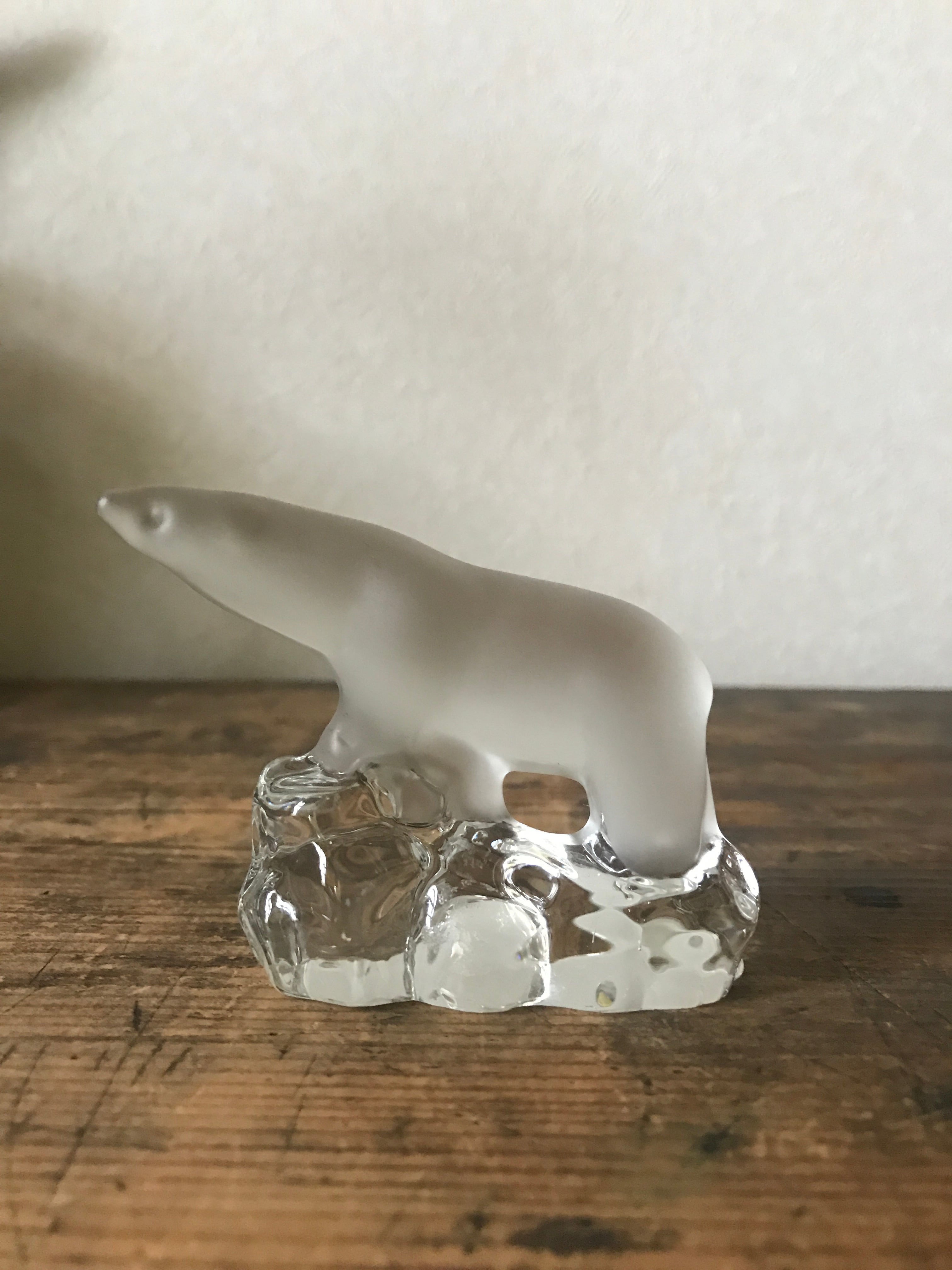 ガラスのシロクマの置物