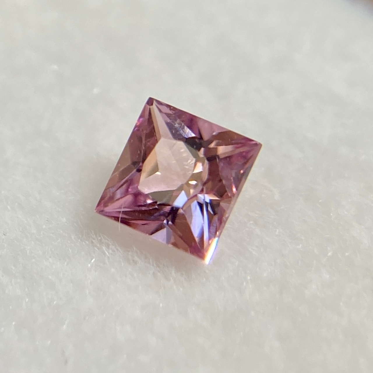 プリンセスなスピネル 約3.3*2.4mm r-0577