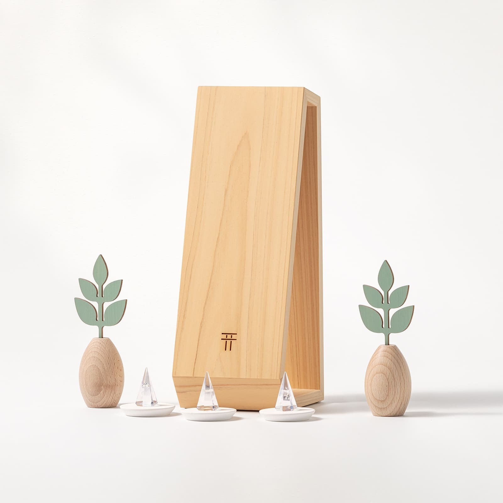 かみさまのおうち　さかき かみさまの神具5点セット 》【 光の榊（さかき）】 & 【 光のお供え