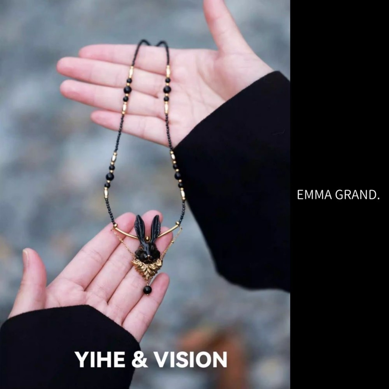 夜の森を見守る黒兎の静謐ネックレス　E00654