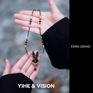 夜の森を見守る黒兎の静謐ネックレス　E00654