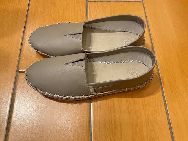 本革・軽量スリッポン|やわらかベージュグレーの手縫いレザーシューズ