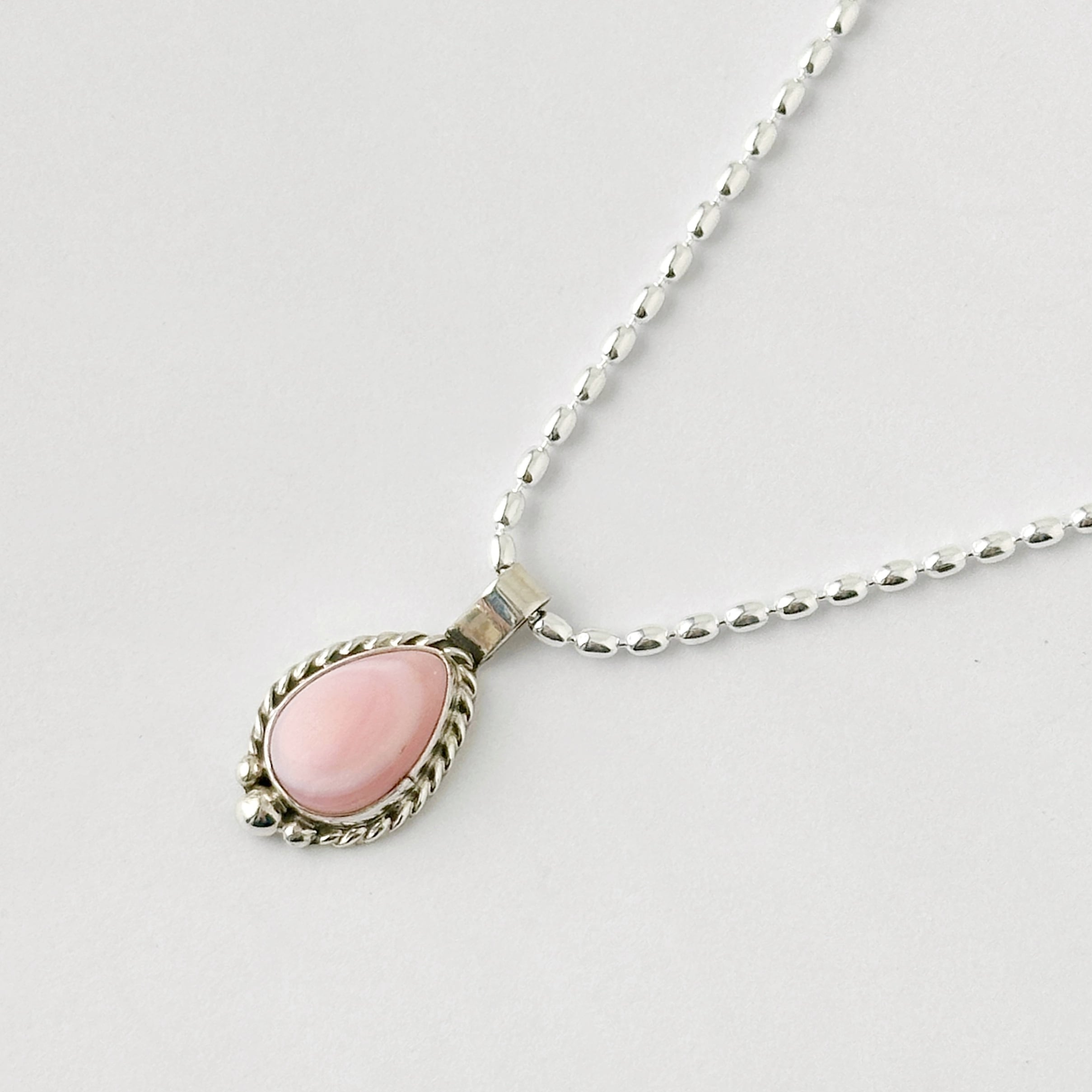 Indian Jewelry 》ドロップ型 コンクシェル ペンダント ネックレス