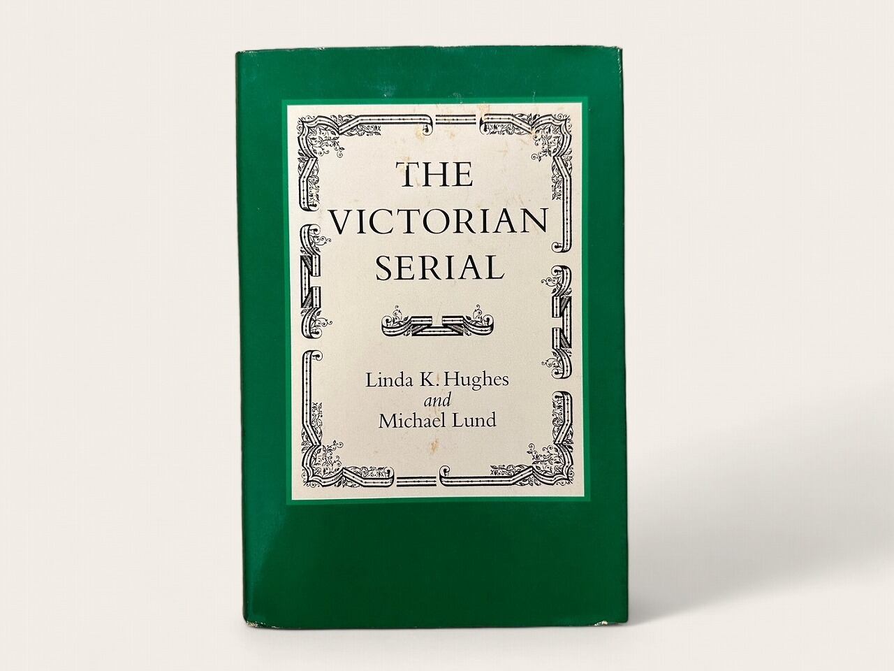 【SL112】【FIRST EDITION】THE VICTORIAN SERIAL / Linda K. Hughes and Michael Lund