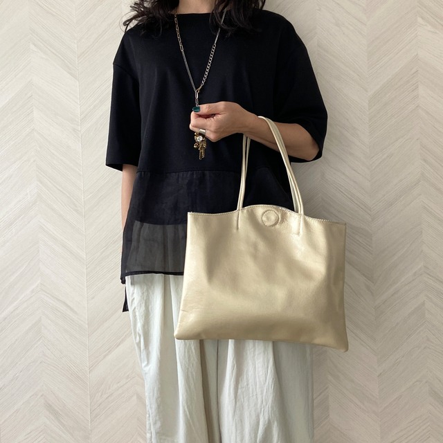 普段使いからフォーマルまで使えるトート　シャンパンゴールド＊A4収納可＊軽量＊革一枚仕立て