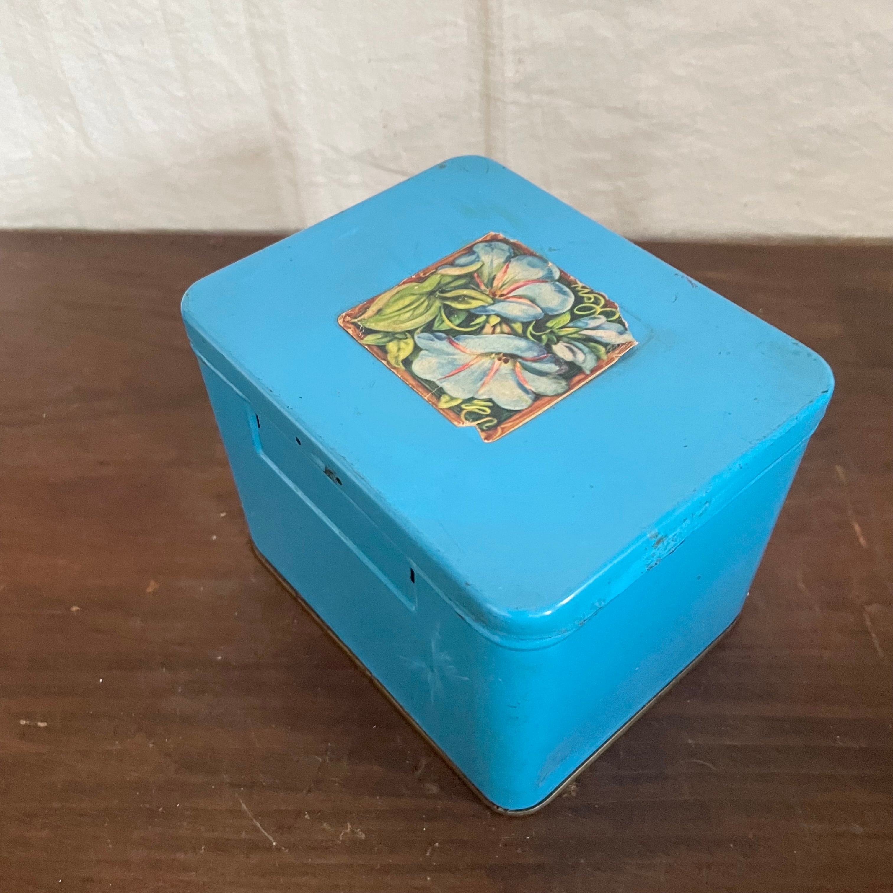 鮮やかな青色の缶 | tsuitachi craft&brocante
