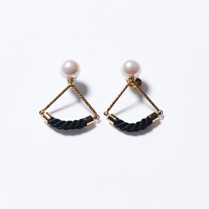 PEARL ON TRIANGLE EARRINGS(BLACK)