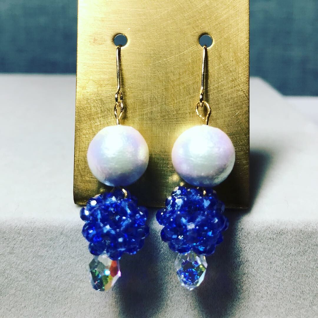 0046:サファイアブルーとスワロフスキー・コットンパールの贅沢ピアス